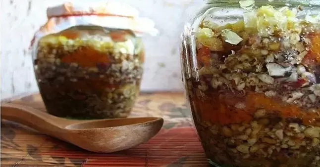 miscela di noci con miele per potenza