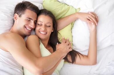Guy e ragazza felice a letto